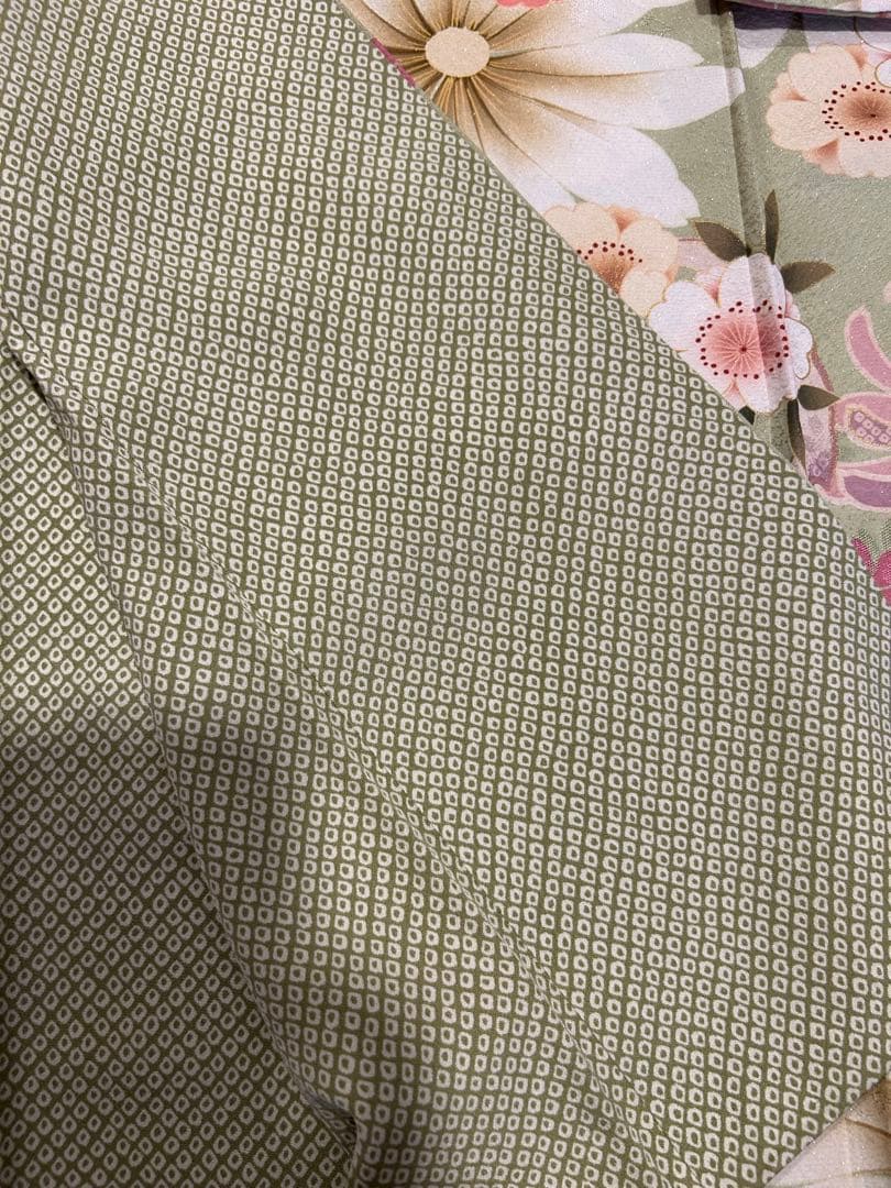 振袖　黄緑色地にお花模様