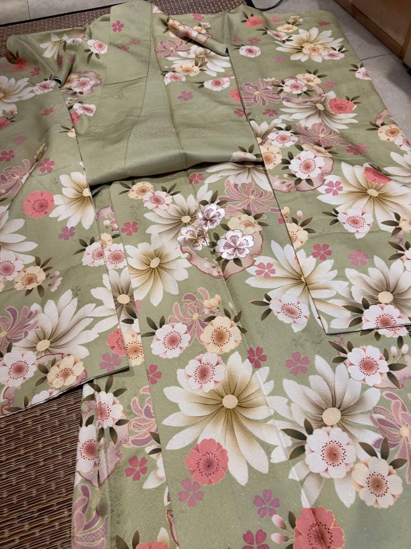 振袖　黄緑色地にお花模様