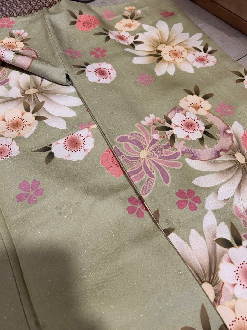 振袖　黄緑色地にお花模様