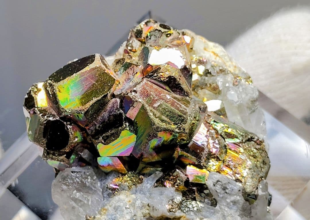 【コレクター向】レインボーパイライト イリデッセンスパイライト 水晶 共生