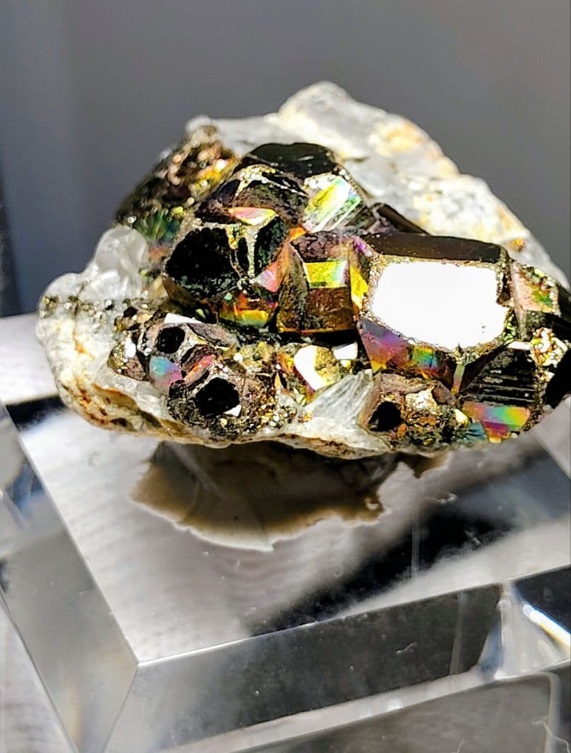 【コレクター向】レインボーパイライト イリデッセンスパイライト 水晶 共生