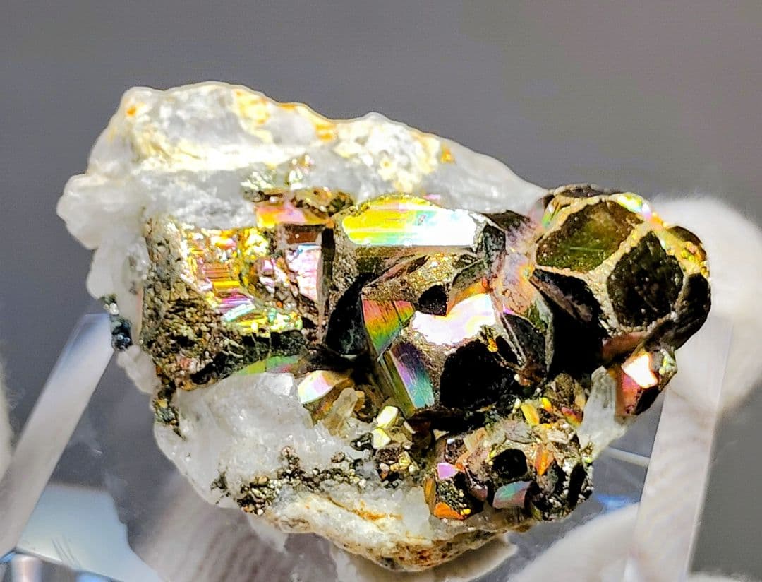 【コレクター向】レインボーパイライト イリデッセンスパイライト 水晶 共生