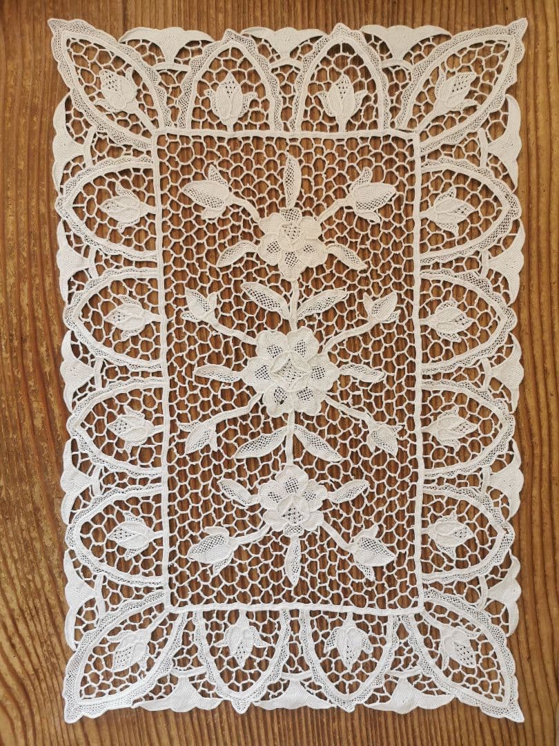 アンティーク イタリア ポワンドヴェニスローズ 薔薇と蕾 リネンレースランナー