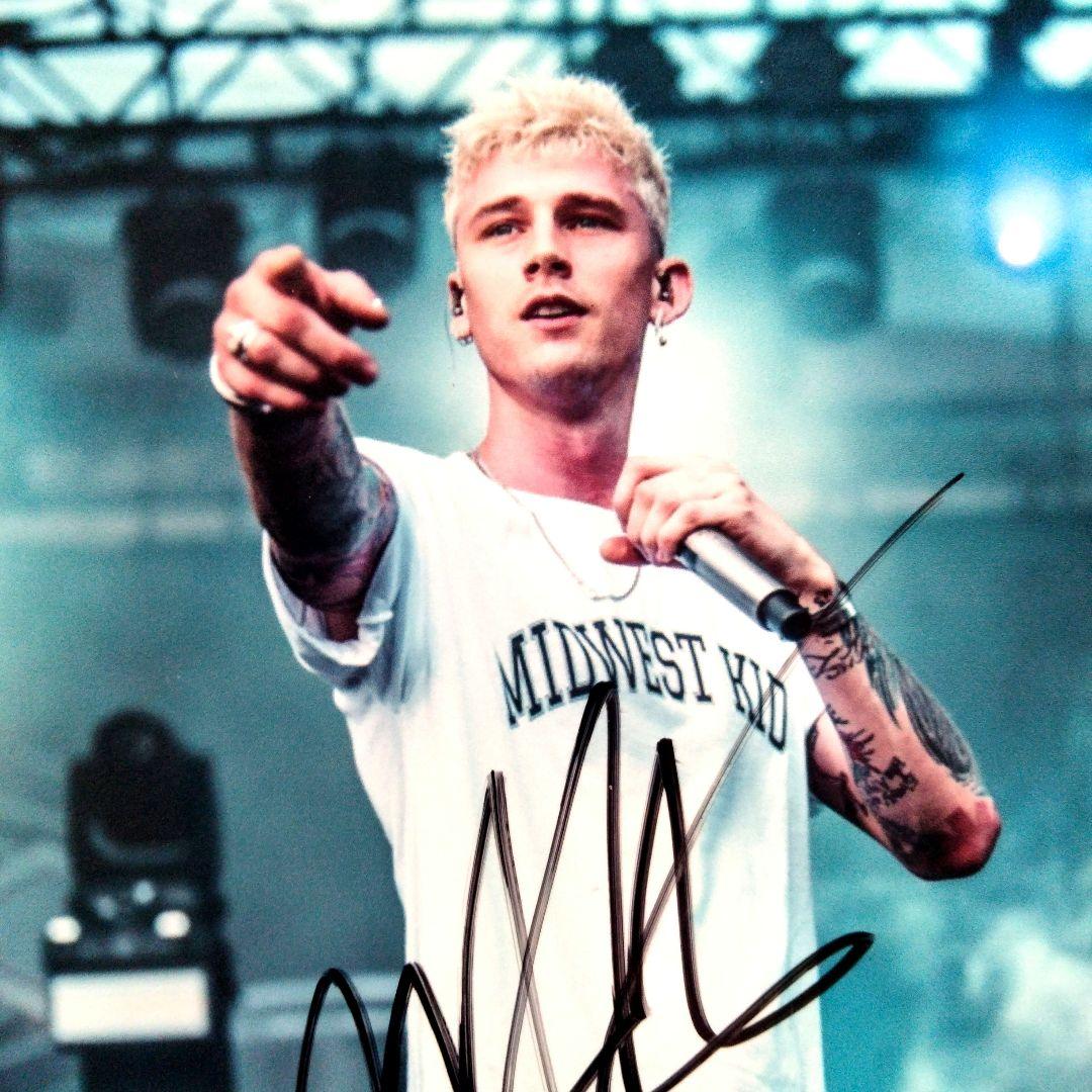 セール中…マシン・ガン・ケリー直筆サイン入り2Lサイズ写真…アメリカのラッパー…