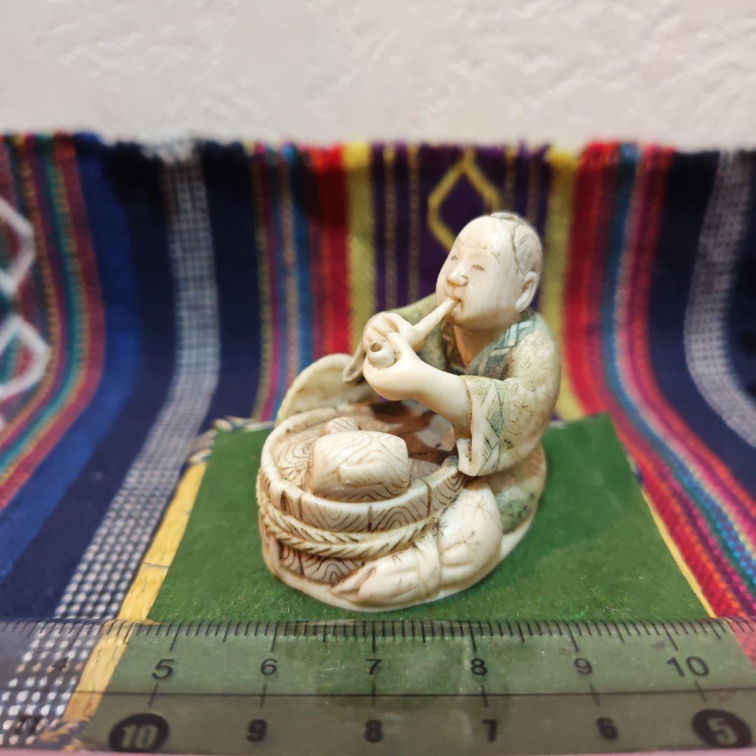 時代提物 彩色人物根付 天然素材 在銘【煙管で一服】高さ約3.9cm 重約33ｇ