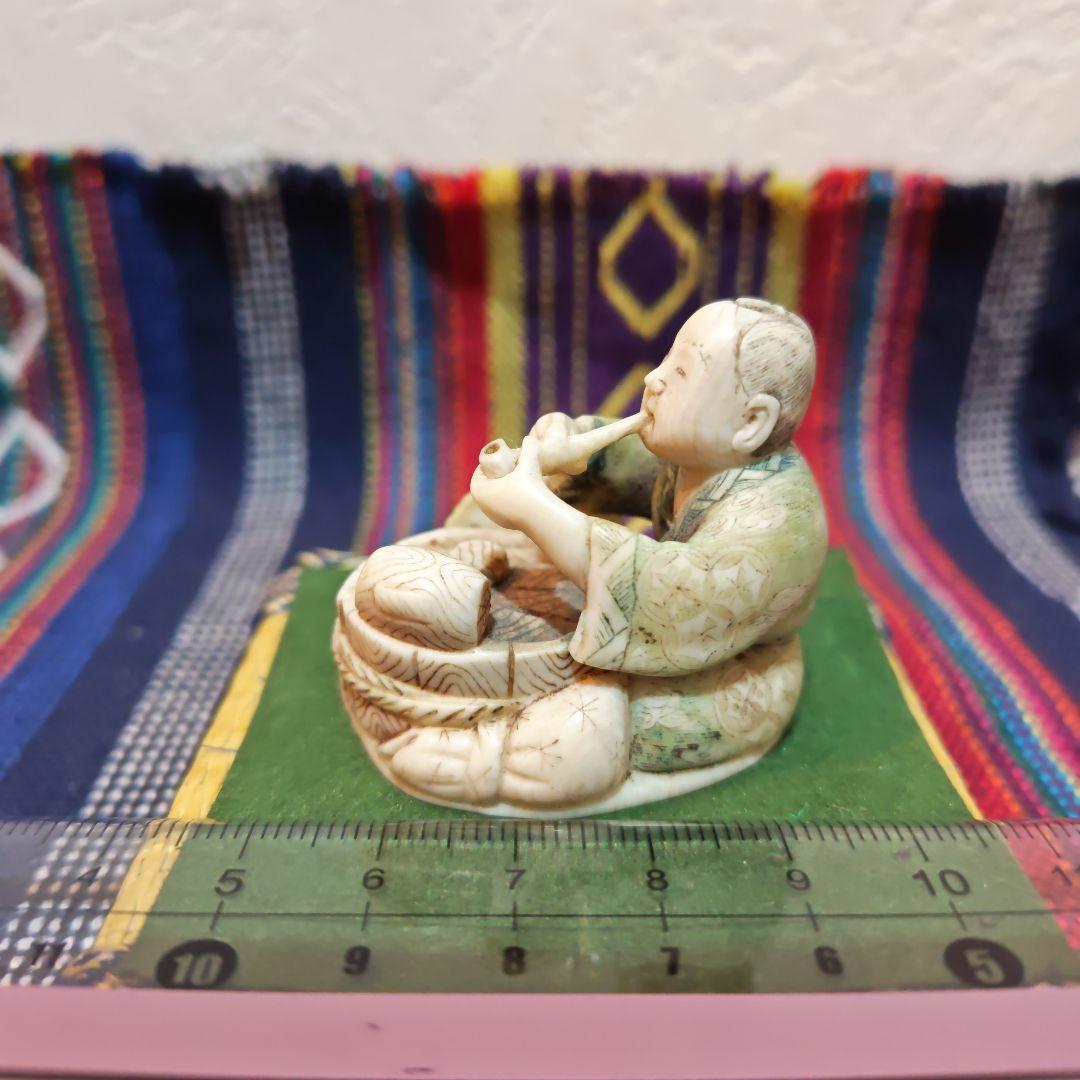 時代提物 彩色人物根付 天然素材 在銘【煙管で一服】高さ約3.9cm 重約33ｇ