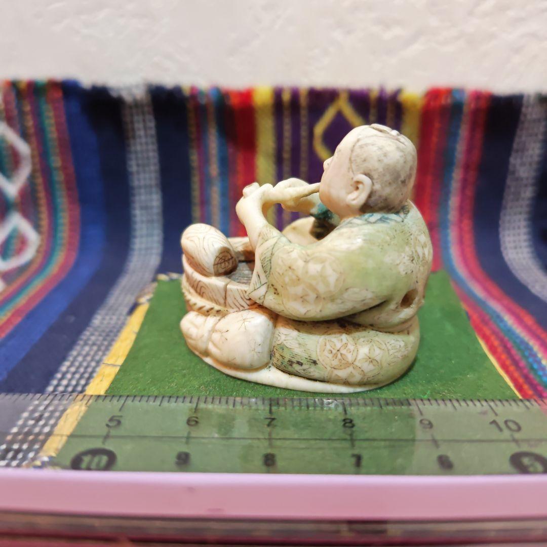 時代提物 彩色人物根付 天然素材 在銘【煙管で一服】高さ約3.9cm 重約33ｇ