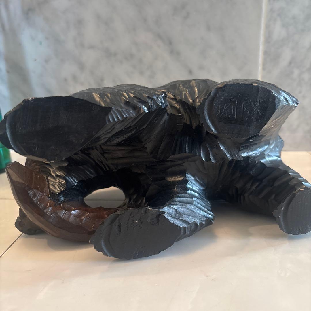 アイヌ名門堀井一族が手掛けたガラスの瞳で彫りや塗りが一級品のクマ