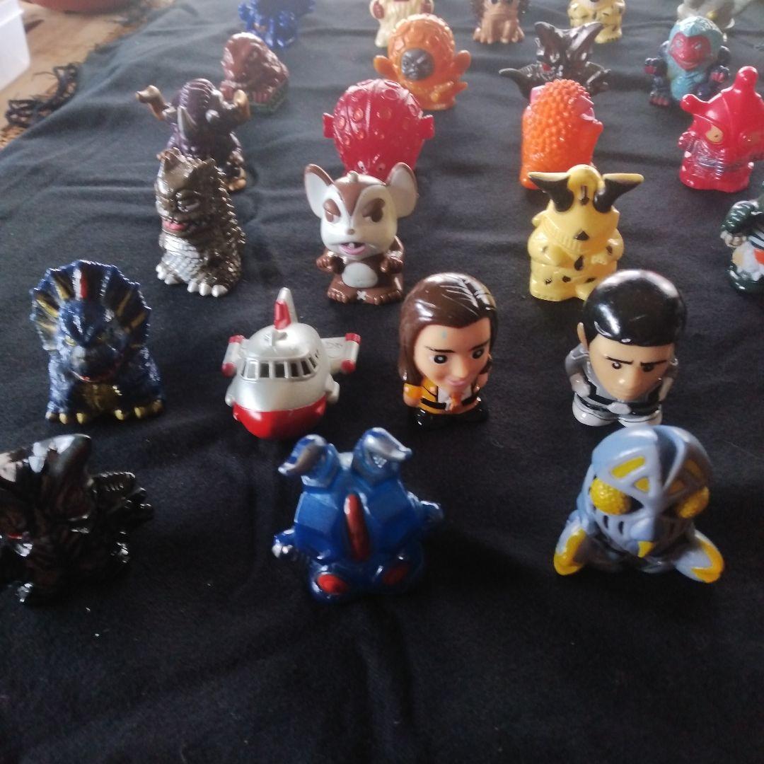 ウルトラマン怪獣とウルトラ警備隊指輪人形80体まとめ売り