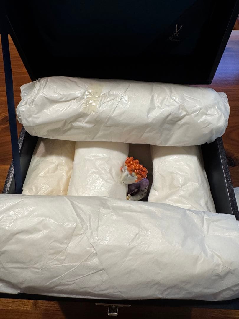 マイセン　手ひねりフィギュリン　女性と猫の置物　台付