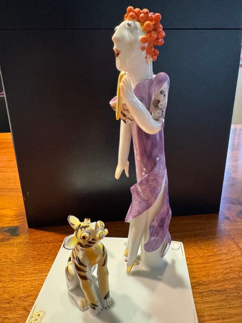 マイセン　手ひねりフィギュリン　女性と猫の置物　台付