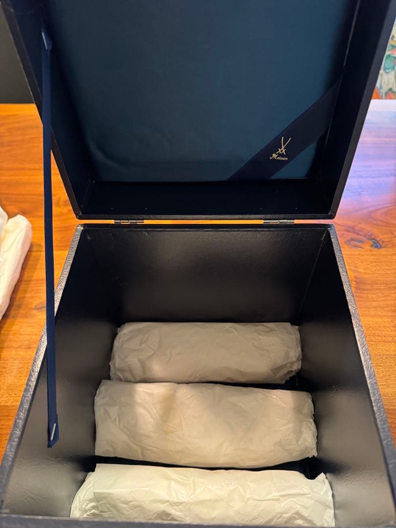 マイセン　手ひねりフィギュリン　女性と猫の置物　台付