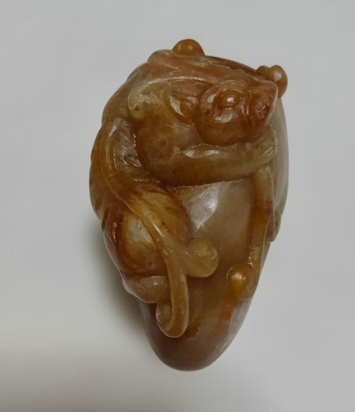 中国の寿山郷の水田で採れる希少な石(田黄石)[石印材の王]寿山石の貔貅の彫刻製品