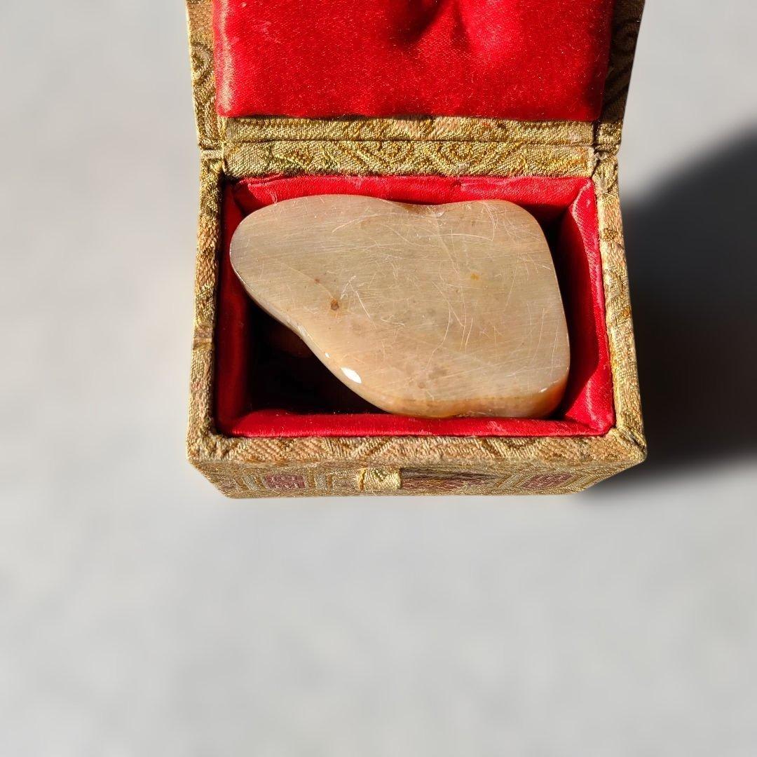 中国の寿山郷の水田で採れる希少な石(田黄石)[石印材の王]寿山石の貔貅の彫刻製品