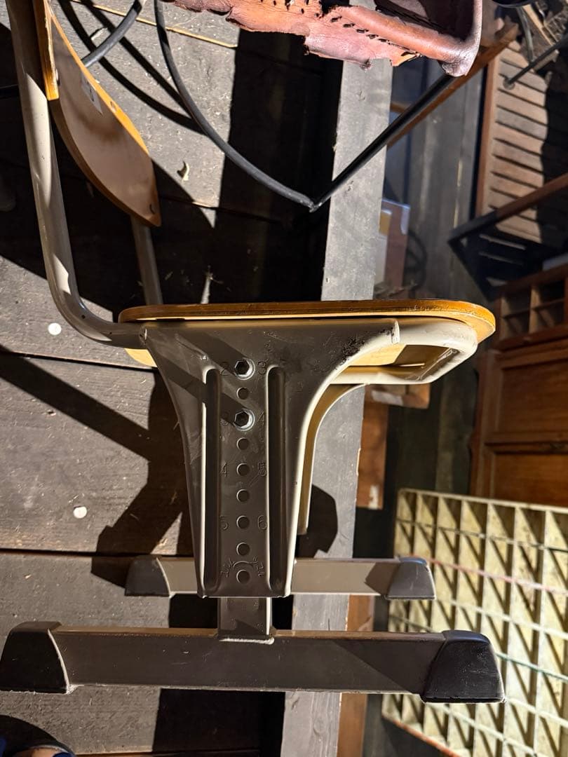 学校の椅子 高さ調整可能