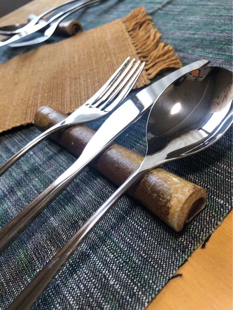 家庭画報掲載陶芸家作　信楽焼焼き締めカトラリーレスト3本セット　ウコン染絹敷物