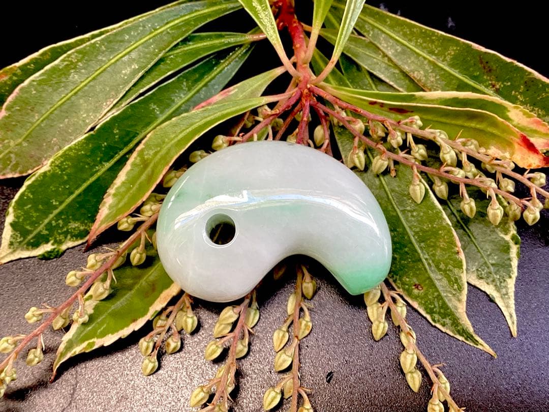 ✳糸魚川翡翠　一流の勾玉 鑑別書付き　高品質　お守りに本物を‼️