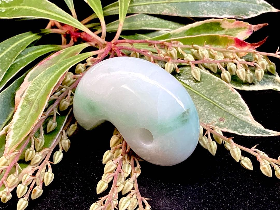 ✳糸魚川翡翠　一流の勾玉 鑑別書付き　高品質　お守りに本物を‼️