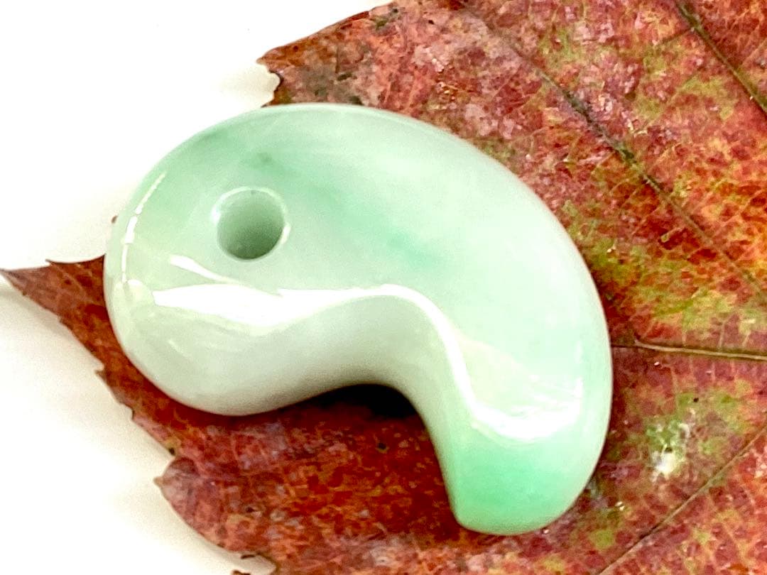 ✳糸魚川翡翠　一流の勾玉 鑑別書付き　高品質　お守りに本物を‼️