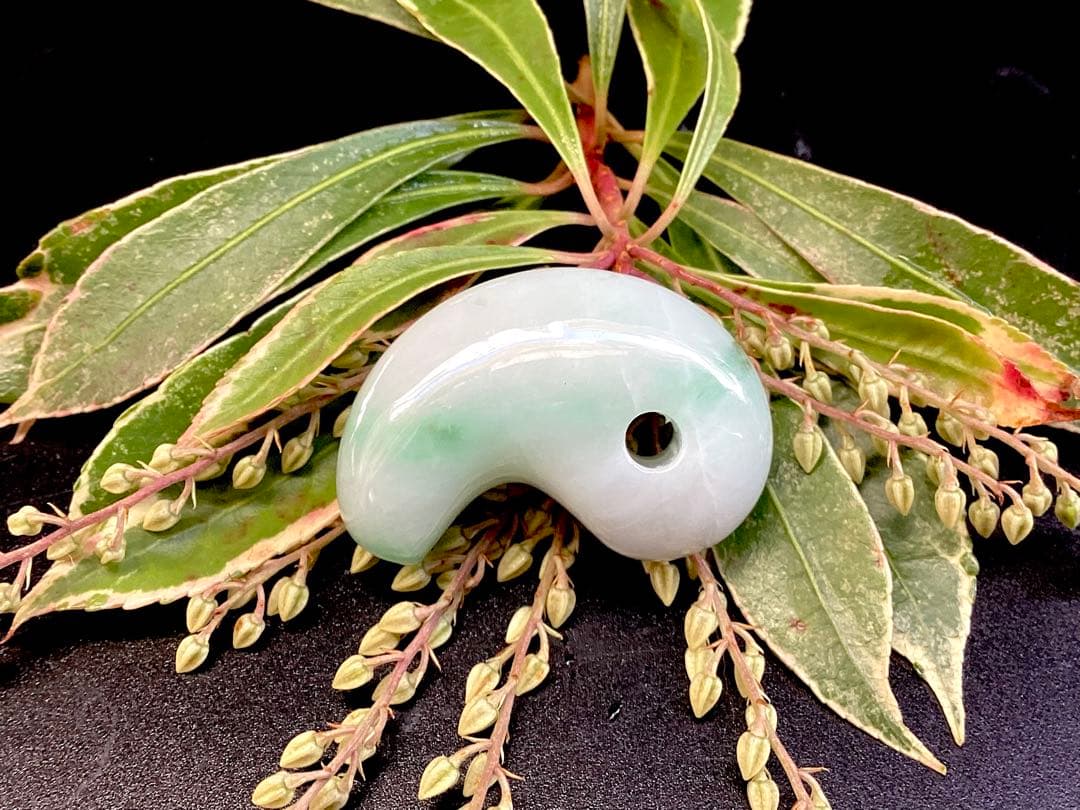 ✳糸魚川翡翠　一流の勾玉 鑑別書付き　高品質　お守りに本物を‼️