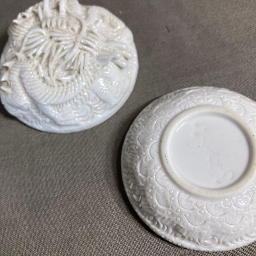 【茂右衛門】白磁彫の伝統　平戸御茶磁窯　十五代中里茂右衛門作　白磁彫龍彫　香合