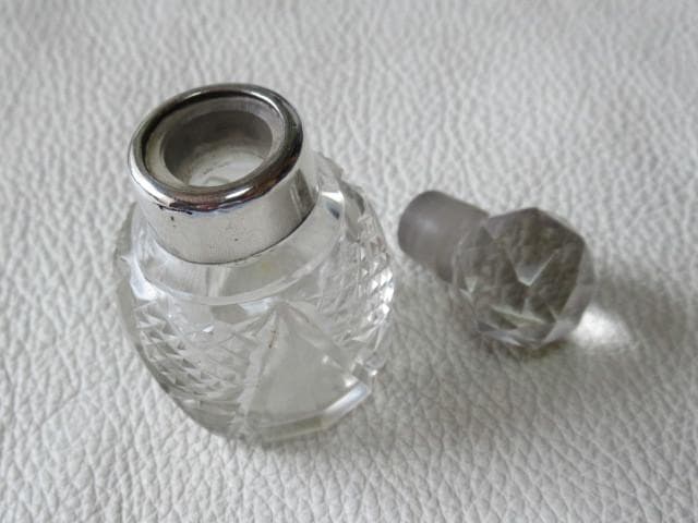 美品 1901年製 英国製◆蓋の下側純銀製 瓶は切子 多面カット蓋付小瓶/香水瓶