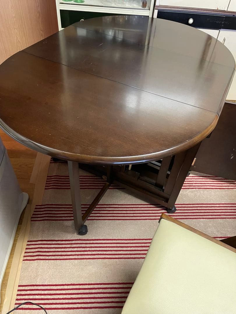 ダークブラウン楕円形ダイニングテーブルと椅子セット