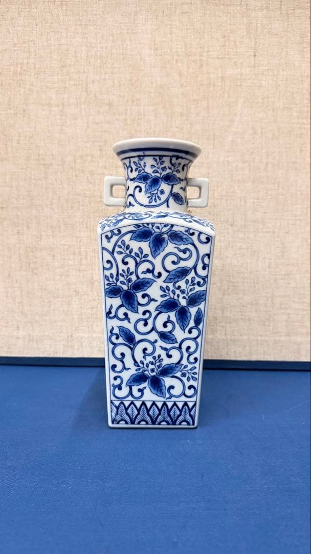 【一点物｜端正古器】染付 唐草文 四方耳付花瓶｜白磁青花｜高さ約24cm