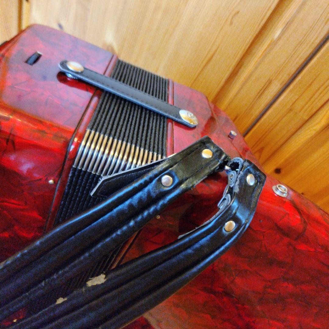 赤い37鍵アコーディオン ケース付き