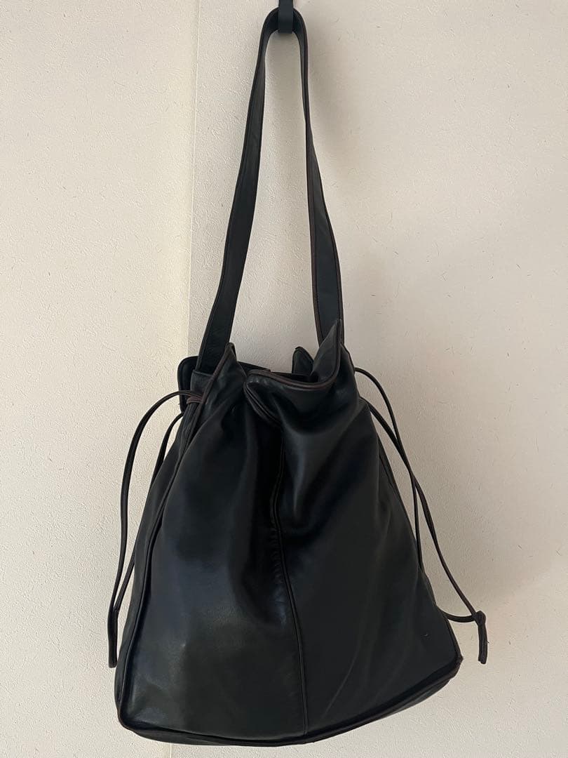 LOEWE 黒レザー巾着型ショルダーバッグ