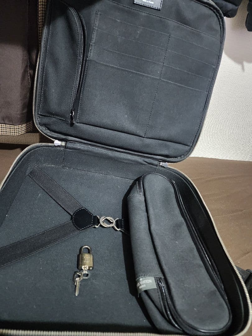 早い者勝ちLouis Vuitton タイガ　バッグ グリーン。鍵と小物入れ付き