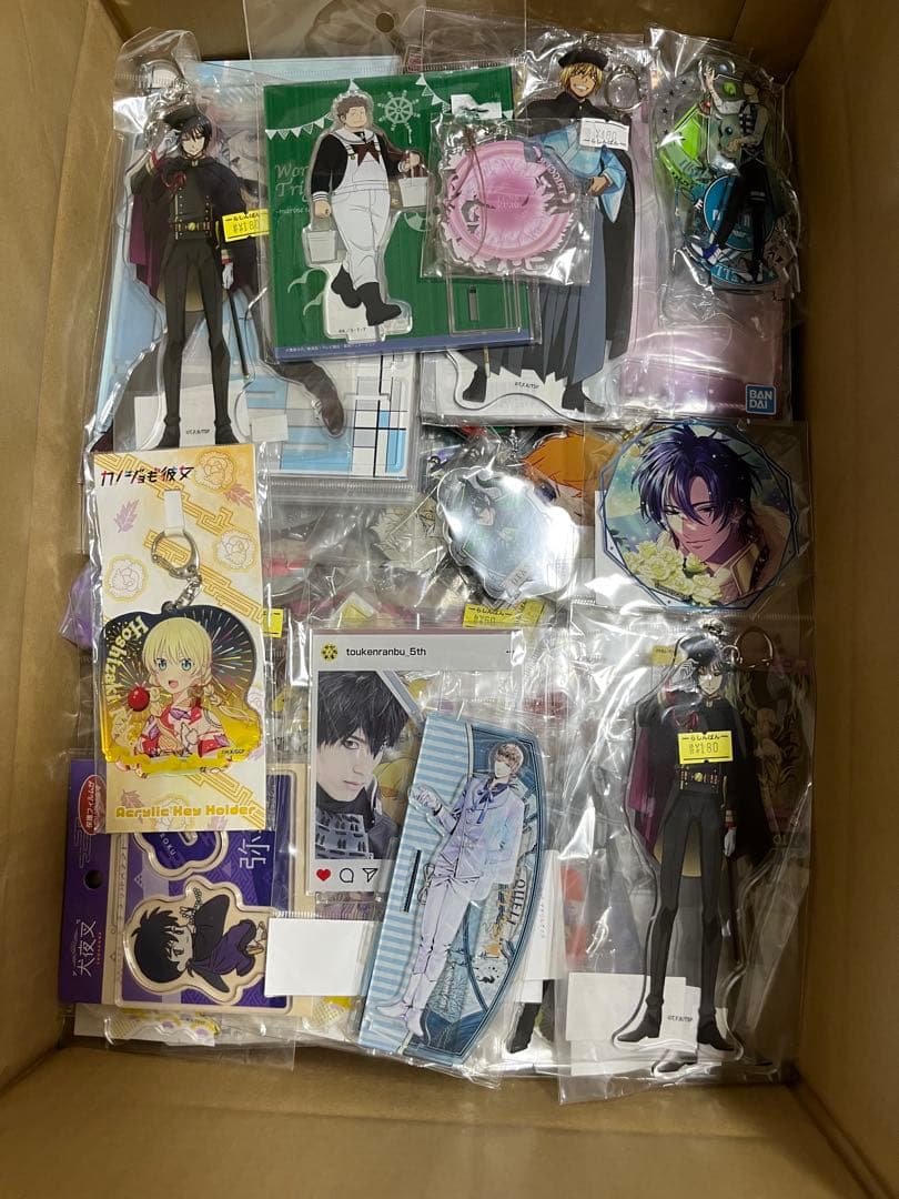 アニメグッズ　缶バッジ　アクリルグッズ　ぬいぐるみなど　490点以上　紙類なし