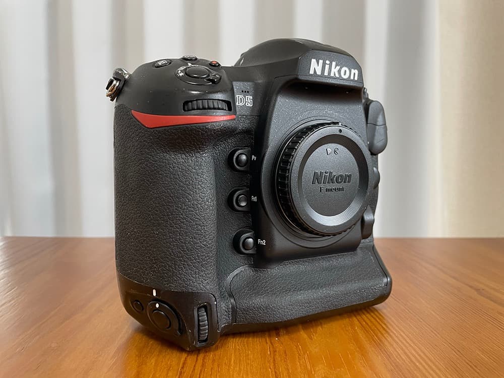 Nikon一眼レフカメラ D5 (CF) ボディ+バッテリー＆充電器 付属