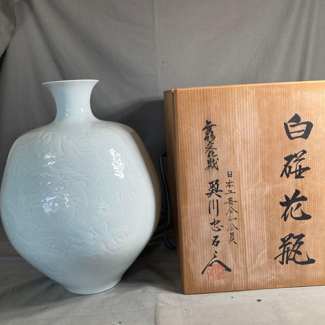【奥川忠右衛門】白磁の伝統　人間国宝　初代奥川忠右衛門作　白磁牡丹彫　大花瓶