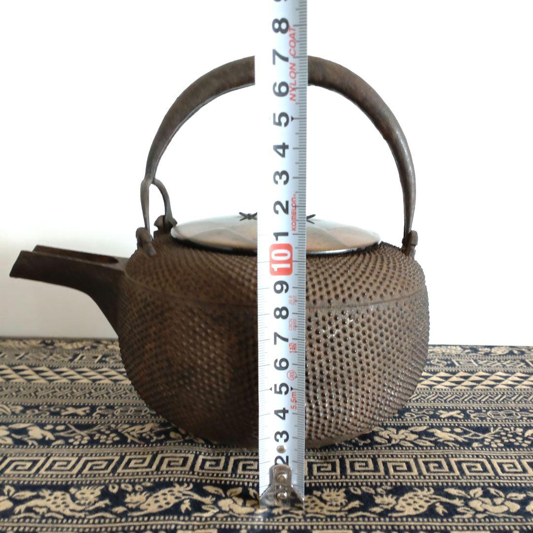茶器　茶道具　鉄瓶　平丸型アラレ　日本製　漆蓋付き　伝統工芸