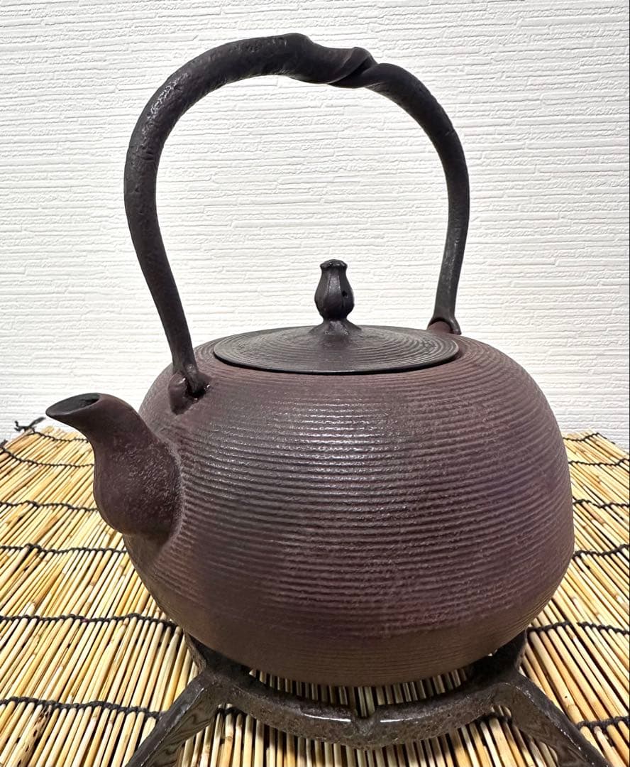 未使用品、供箱付　南部鉄器伝統工芸士　佐藤勝芳南部宝寿堂　姥口糸目　南部鉄瓶