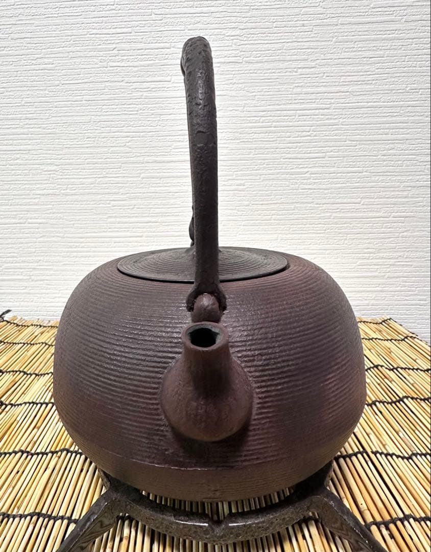 未使用品、供箱付　南部鉄器伝統工芸士　佐藤勝芳南部宝寿堂　姥口糸目　南部鉄瓶