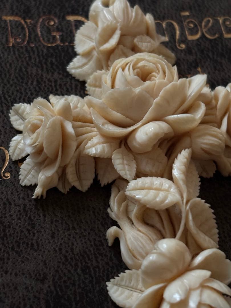 フランスアンティーク　アイボリー　薔薇花彫刻 十字架　薔薇モチーフ