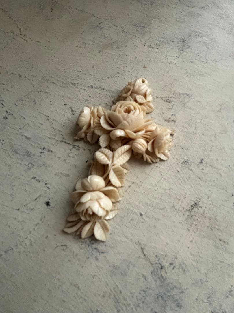 フランスアンティーク　アイボリー　薔薇花彫刻 十字架　薔薇モチーフ