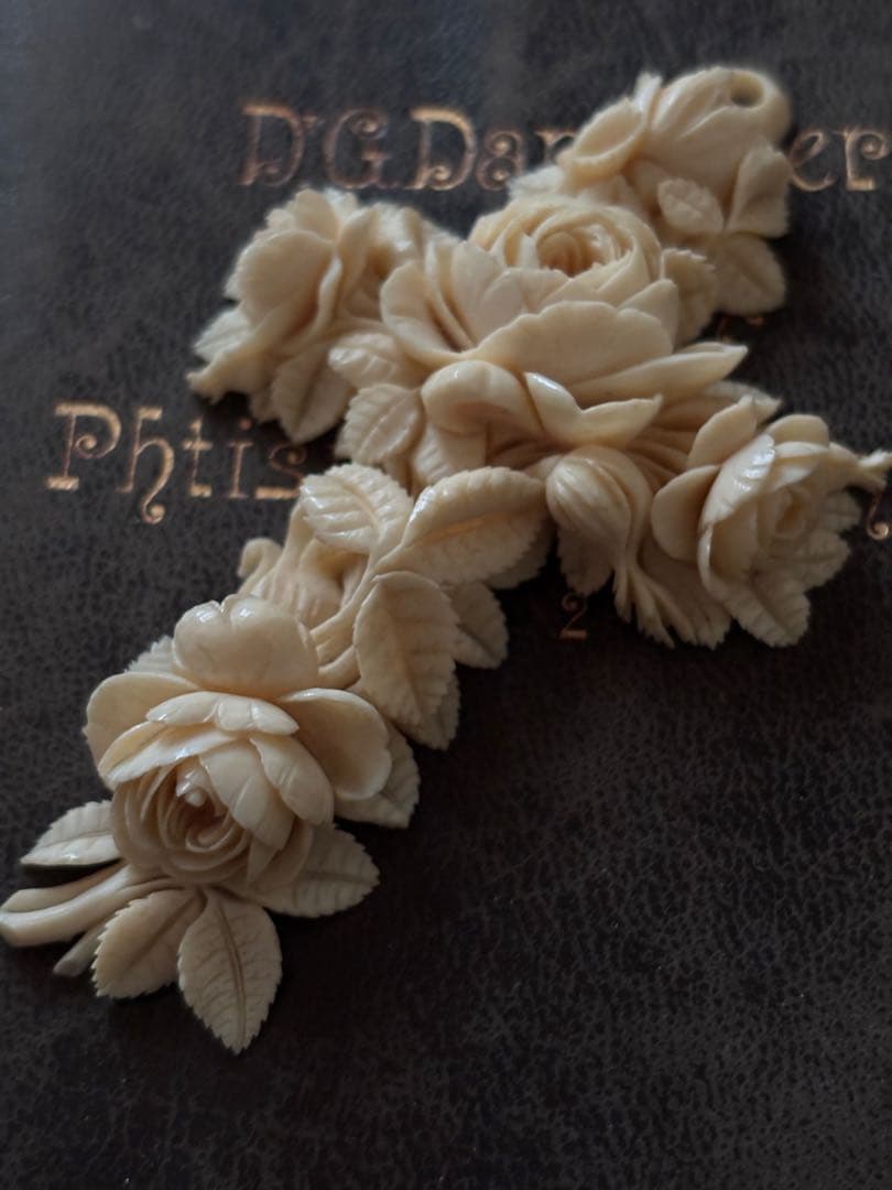 フランスアンティーク　アイボリー　薔薇花彫刻 十字架　薔薇モチーフ