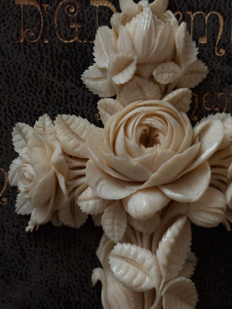 フランスアンティーク　アイボリー　薔薇花彫刻 十字架　薔薇モチーフ
