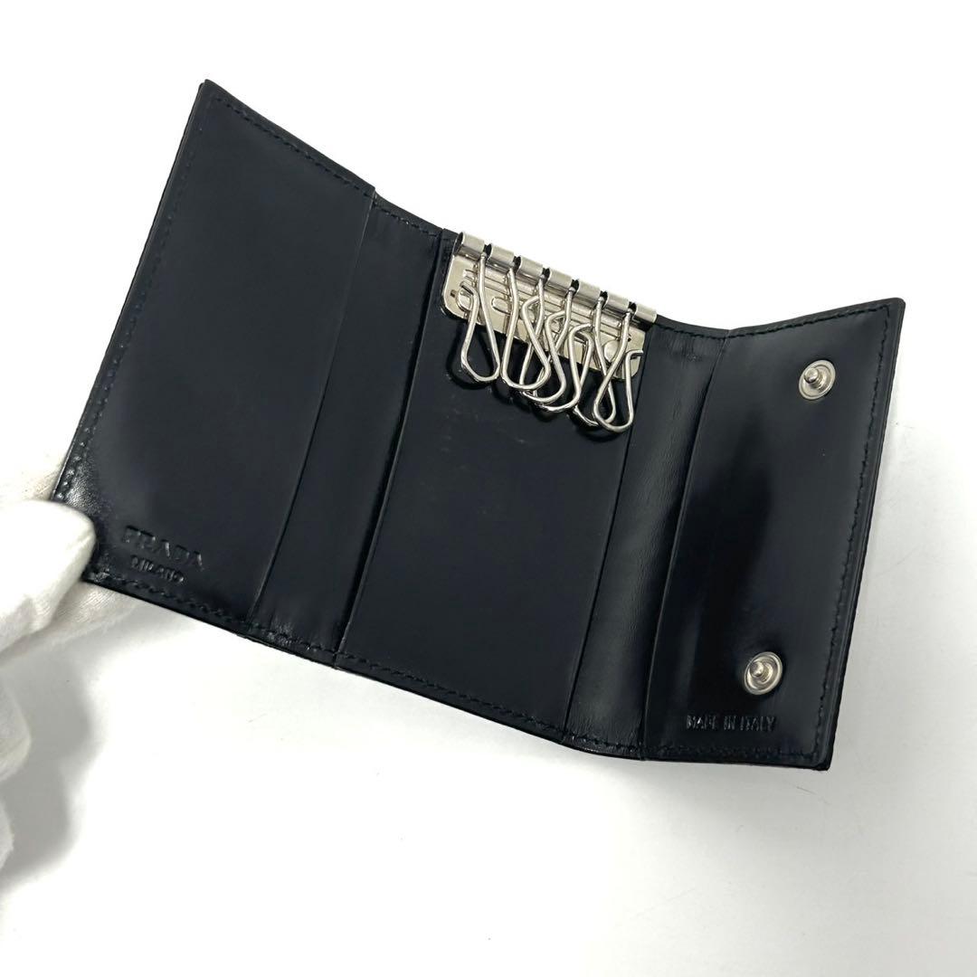 プラダ 6連キーケース サテン トライアングルロゴ レザー 黒 シルバー ロゴ