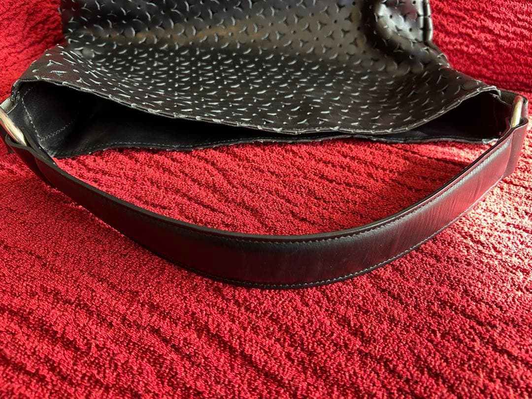 BARNEY'S NEW YORK ブラック ハンドバッグ　パンチングレーザー