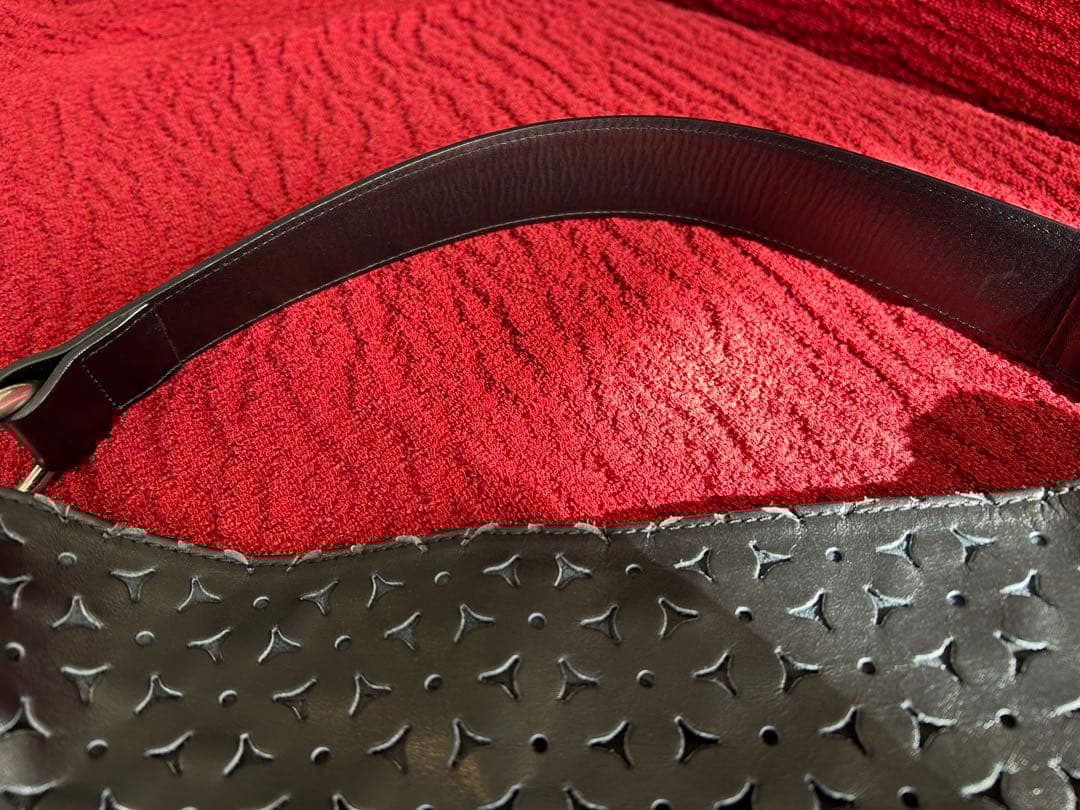 BARNEY'S NEW YORK ブラック ハンドバッグ　パンチングレーザー