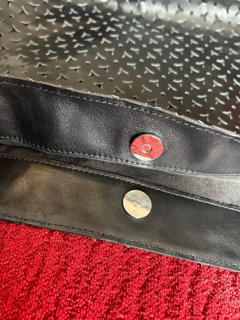 BARNEY'S NEW YORK ブラック ハンドバッグ　パンチングレーザー