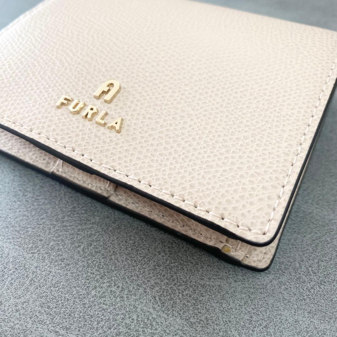 【未使用】FURLA　二つ折り財布　カメリア　べージュピンク