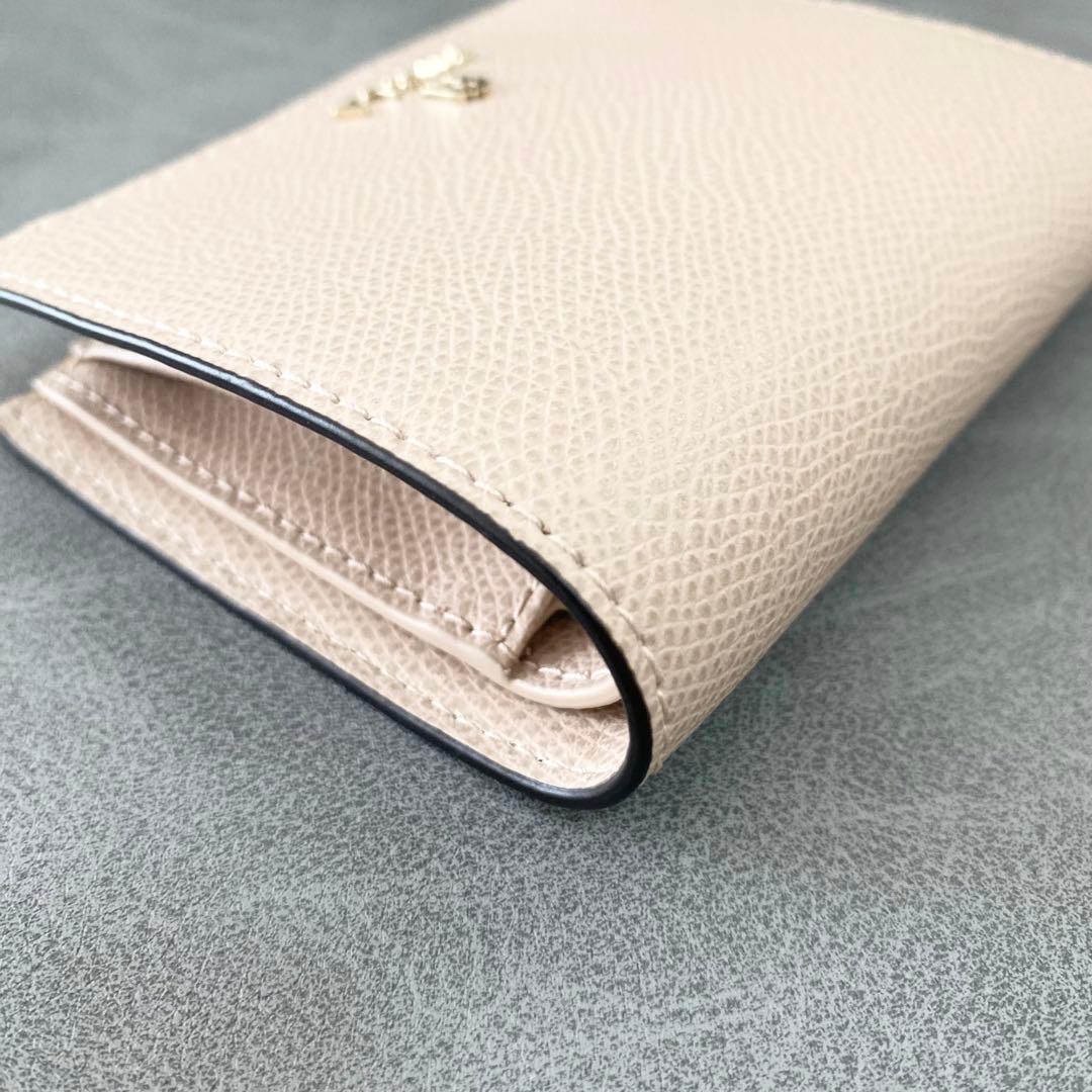 【未使用】FURLA　二つ折り財布　カメリア　べージュピンク