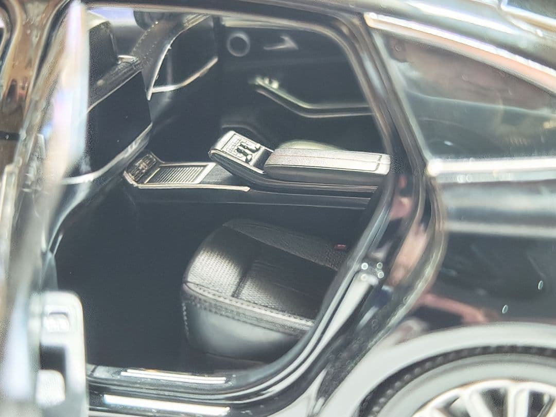 紅旗　H9　1/18　モデルカー　ミニカー　第一汽車　フラッグシップカー