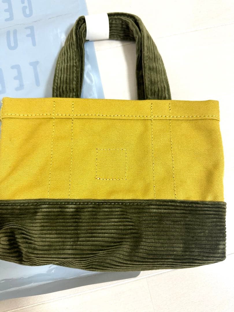 HUMAN MADE 小型バッグ カーキ・ベージュ