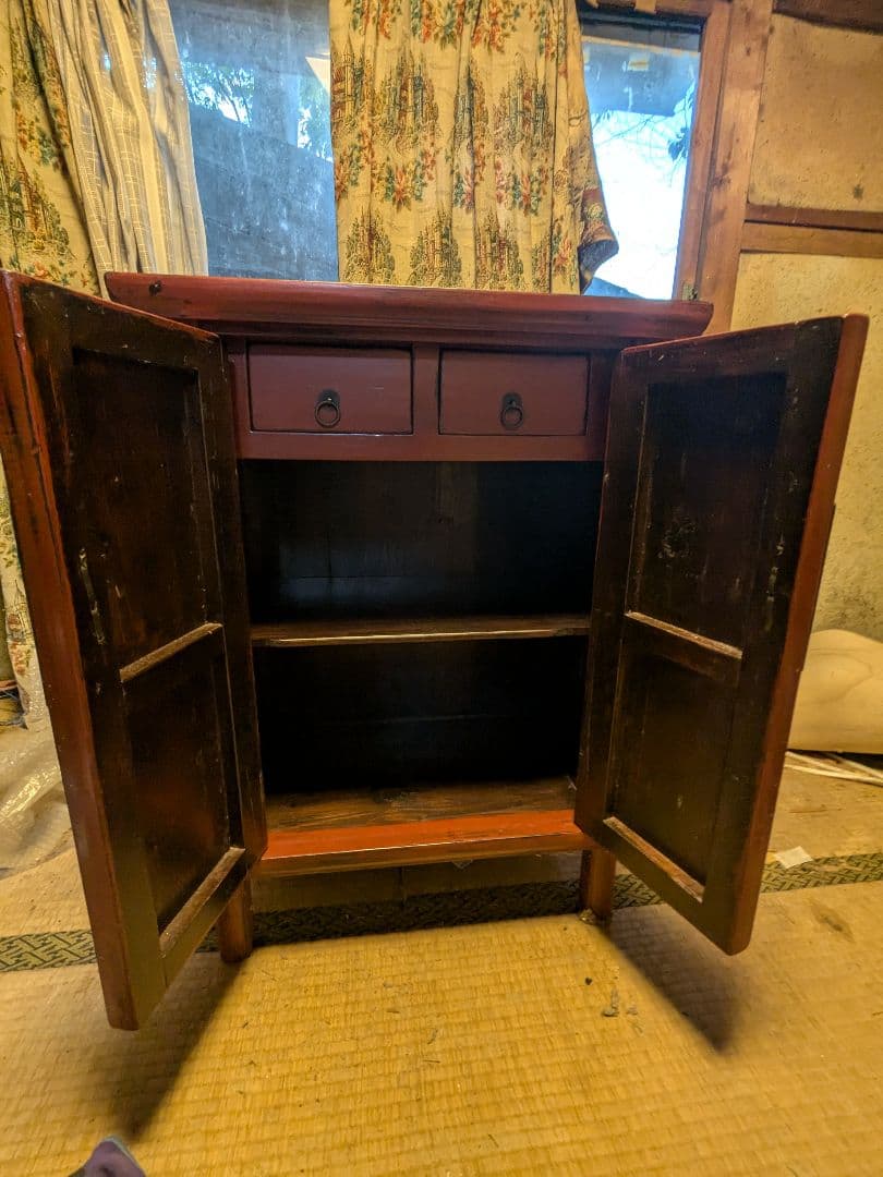 伝統的な赤い木製タンス